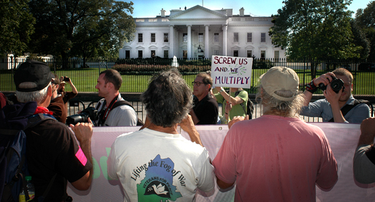 Occupation marchers pass the White House